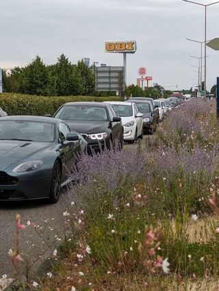 Stoßstange an Stoßstange stehen die Autos in der Talhausstraße.
