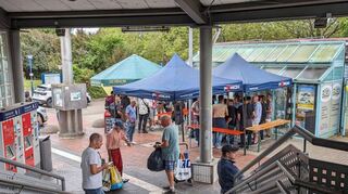 Die erste Party können die Besucher bereits am Bahnhof feiern. Ehrensache, dass hier Springsteen-Songs gespielt werden.