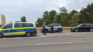 Einfahrtskontrolle: Auf der Überführungsstraße prüft die Polizei, welche Fahrzeuge berechtigt sind, Richtung Innenstadt weiterzufahren.