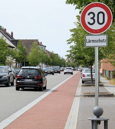 In der Hockenheimer Straße stehen die Tempo-30-Schilder bereits – doch auch die Waghäuseler Straße soll beruhigt werden, unterstrich der Rat.