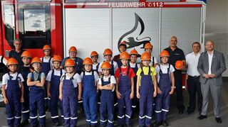 Die Jugendfeuerwehr feiert in diesem Jahr ihr 50-jähriges Bestehen. Stolz präsentiert sich der Nachwuchs mit den neuen Helmen.