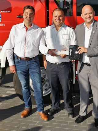 Die Schlüsselübergabe mit Erik Stephan (v. l.), Kommandant Andrea Danieli und Bürgermeister Pascal Seidel.