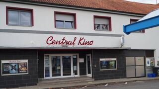Das Central Kino in der Ketscher Enderlestraße: Auch die Wohnungen im Obergeschoss und der alte zweite Kinosaal gehören zum Objekt.
