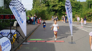 Luisa und Lenni laufen beim Jugendlauf über zwei Kilometer ins Ziel ein. Bild: Brückl