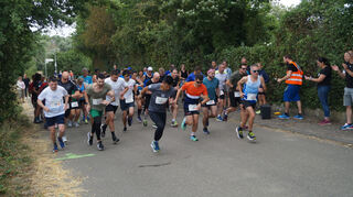 Start zum Zehn-Kilometer-Lauf. Die Schnellsten sind auch am Start gleich ganz vorne. Bild: Brückl