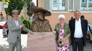 Bei der Einweihung der Skulptur „Nicolas de Pigage“ freuen sich (v. l.) Oberbürgermeister Dr. René Pöltl, Marie Viroux und Bildhauer Hatto Zeidler über die gelungene Bronzeskulptur, die nunmehr dauerhaft das Stadtbild von Schwetzingen nahe dem Finanzamt prägen wird.