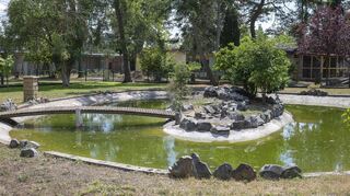 Der Teich in der Mitte des Parks ist wieder mit Wasser gefüllt, demnächst erhält er noch einen neuen Bodenanstrich, dann können die Wasservögel einziehen.