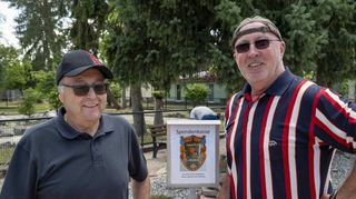 Volker Strasser (l.) und Gunter Hofmann freuen sich auf den Sonntag – dann wird der Vogelpark mit einem großen Fest eingeweiht.