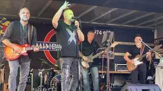 Die Band "Mind da Gap" sorgte für Partymusik auf dem Vorplatz der Halle.