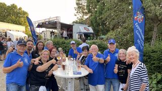 "Daumen hoch" gab es von Peter Lemke (dritter von rechts) und seiner Delegation der Schwetzinger Carnevals-Gesellschaft für die Atmosphäre bei den Sommerlichtern.