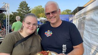 Nina probierte das leckere vegetarische Essen, das ihr Papa Volker Seibert mit seinem Team zubereitet hat.