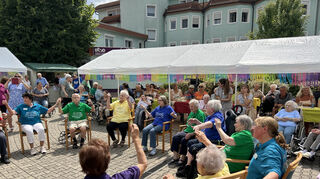 Die Vorführung der Möglichkeiten des Sitztanzes für alle, die nicht mehr ganz so mobil sind, war sicherlich ein besonderer Moment des Sommerfestes. Bild b+o