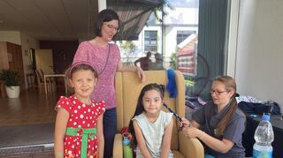 Für die jüngeren Besucher des B+O-Sommerfestes bieten Mitarbeiter einen Schmink- und  Beautystand.
