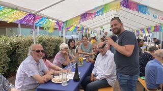Stefan Röger sorgt als Alleinunterhalter für viel Stimmung auf dem Areal des B+O-Seniorenzentrums. Bild: strauch