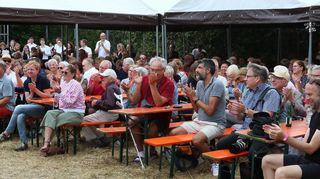 Mit etwa 300 Besuchern hatte die Bläserakademie bei ihrer Konzertmatinee gerechnet – am Ende sind 400 Gäste auf das zur Konzertbühne umgestaltete Übungsareal der Freiwilligen Feuerwehr gekommen.