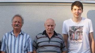 Treue Mitglieder bei den Keglern: Paolo Talamini (v. l.) und Wolfgang Schumm sind schon 50 Jahre dabei, Marcel Erdmann 15 Jahre.