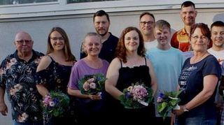 Der Vorsitzende Thomas Schränkler (r.) und sein Stellvertreter Peter Körner (l.) ehren die Vereinsmeister sowie alle Platzierten: Sarah Kraus-Kordesch, Martina Lamade, Fabian Becker, Rebecca Becker, Ingo Schroth, Noah Schroth, Stefan Sulski, Andrea Köppel, Jonas Schroth, Markus Körner und Andrea Schmidt.