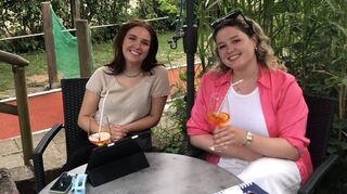 Nach der Arbeit folgt das Vergnügen – die Studentinnen Laura Hügel (l.) und Carla Seitz genießen die Atmosphäre.