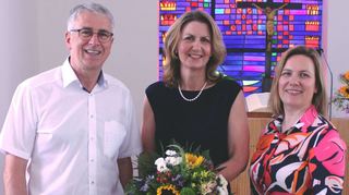 Zum Abschied gibt es Blumen: Schulleiterin Anja Ott (M.) mit Bürgermeister Uwe Grempels und Konrektorin Stephanie Dennhardt, die die Schule nun kommissarisch leitet.