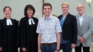 Diakon Jonathan Schumann (M.) wird von Pfarrerin Christiane Banse (v. l.), Dekanin Annemarie Steinebrunner, Pfarrerin Dr. Franziska Beetschen und Kirchengemeinderat Dr. Michael Layer verabschiedet.
