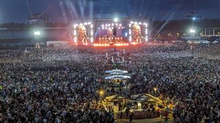 Der Boss in Aktion, das Publikum in Verzückung: Zum Konzert von Bruce Springsteen und der E Street Band gibt es ausschließlich begeisterte Reaktionen in den sozialen Medien. Zu An- und Abreise äußern dagegen viele Hundert Besucher Kritik.