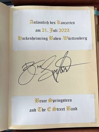 Bruce Springsteens Eintrag im Goldenen Buch der Stadt.
