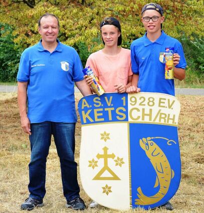 Prinzenrolle für die Prinzen: ASV-Jugendleiter Michael Kaufman (v. l.) beglückwünscht ersten Jugendprinz Yannik Köhler und zweiten Jugendprinz Silas Strube.