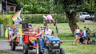 Traktor mit Regenbogenflaggen: Das sieht man auf dem Dorf sonst selten. Die Dorfpride macht wie hier in Ladenburg 2022 queeres Leben auf dem Dorf sichtbar.