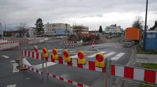 Was für Bauan- und -aussichten im Januar 2019: Am Kreisel geht es noch über mehrere Monate nur über die provisorische Fahrbahn mitten über den Marktplatz.