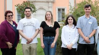 Ein herzliches Willkommen in der Ausbildung gibt es von Carmen Rosenberger (Ausbildungsleiterin, l.) und Amtsleiter Carsten Quilitz (r.) für Jameson Smith, Vanessa Banditt, Irem Devrim, Nils Unger, Andreea Vadas und Marvin Gund (es fehlen: Julian Astor, Marcel Ochs, Auresa Zhegrova und Laurina Gashi).