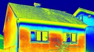 Das Thermografiefoto zeigt auf, wo am Haus zu viel Wärme nach außen entweicht. Warme Stellen werden Rot dargestellt, kühlere Stellen in der Farbe Blau. Mittlere Temperaturen erscheinen in Gelb und Grün.