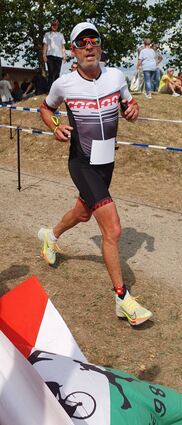 Triathlet Henning Rudolph läuft nach vorne. Über die zehn Kilometer war er einfach nicht zu toppen – der Landesmeistertitel war ihm so sicher.