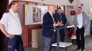 Feuerwehrkommandant Sven Schmitt (v. l.), Bürgermeister Timo Wangler, BGV-Direktionsbevollmächtigter Daniel Unser und Matthias Kreibich, stellvertretender Vorstandsvorsitzender der BGV, bei der Spendenübergabe für die Ketscher Wehr.
