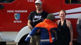 Die Ketscher Wehrleute Thorsten und Tanja Krüger erradelten eine Spendensumme für die Jugendfeuerwehr in Höhe von 1265 Euro.