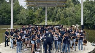 Hier spielen die Jugendorchester aus Hockenheim und Mühlhausen zusammen unter der Leitung von Alex Six.