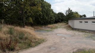 Zwischen dem neuen Kabinentrakt und dem Wall zur Waghäuseler Straße hin soll der Parkplatz, der Raum schafft für über 50 Fahr-zeuge, entstehen. Dabei sollen möglichst wenig Bäume geopfert werden. Bild: Lenhardt