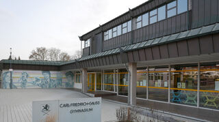 Auf dem Dach des Hockenheimer Carl-Friedrich-Gauß-Gymnasiums wird eine Photovoltaikanlage montiert.