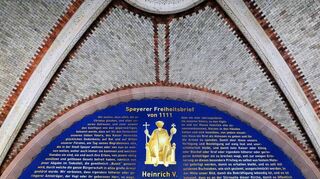 Diese Nachbildung der Privilegieninschrift über dem Hauptportal des Doms wurde anlässlich des Salierjahres 2011 geschaffen.
