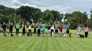 Katja Hundemer (v.l.), Katja Bäsler, Anja Eisinger, Laura Schroth, Lea-Celine Kopczynski, Sina Schäfer, Joachim Bucher, Richterin Gabi Witte, Trainerin Esther Egger, Janine Rebholz, Trainerin Irina Kretzschel, Angelika Welle, Doris Liedke, Malanie Koch und Marion Frost nach der gelungenen Prüfung.