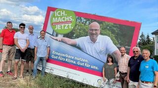 Mit der Brühler Klimaschutz AG „Erneuerbare Energien“ um ihren Sprecher Helmut Sprengel (r.) treffen sich Klimaschutzmanagerin Birgit Sehls, Bürgermeister Dr. Ralf Göck (3. v. r.) und sein Vertreter Hans Hufnagel (2. v. r.) vor dem Plakat „Ich mach mit“ an der Schwetzinger Straße.