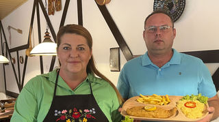 Barbara Tóth und Gabor Rokolya sorgen mit ihrem Team im Backfischfest Zelt für Backfisch.