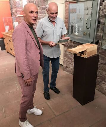 Helmut Spieß (r.) führt Daniel Born durch den römischen Teil der Ausstellung im Gemeindemuseum.