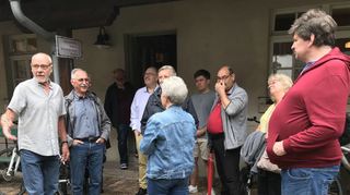 Die Besucher lauschen den Anekdoten von Helmut Spieß (l.) amüsiert – zu einigen Ausstellungsstücken gibt er gerne Anekdoten preis.