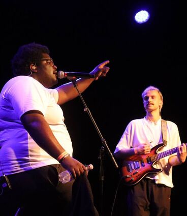 Das Duo „Blumengarten“ mit Sänger Rayan (l.) und Gitarrist Sammy eröffnete das Programm der Sommerbühne in der Neckarstadt.