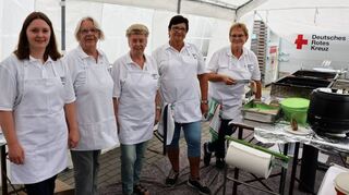 Das DRK-Küchenteam mit Sarah Depner (v. l.), Heidrun Pawletta, Gislinde Altner, Gerlinde Eberle und Elisabeth Schrabel sorgt für ein deftiges Essen nach der Spende.