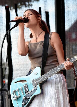 Endlich ein Open Air: Lina Brockhoff vor der Alten Feuerwache.