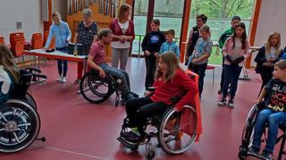 Für eine kurze Zeit macht es den Teilnehmern des Ferienprogramms sogar Spaß mit dem Rollstuhl durch das barrierefreie Gemeindezentrum zu flitzen – doch bald wird klar, was eine Gehbehinderung im Alltag bedeutet.