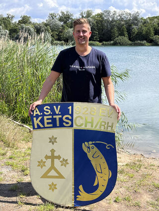 Manuel Krieger ist zum vierten Mal Fischerkönig in 
Ketsch. Nach der Bekanntgabe verzog sich der Regen und Sonne und Fischerkönig strahlen um die Wette.