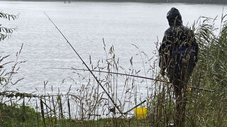 Beim Königsangeln sind nicht nur die Fische dem Wasser ausgesetzt. Teils regnet es heftig am Anglersee.
