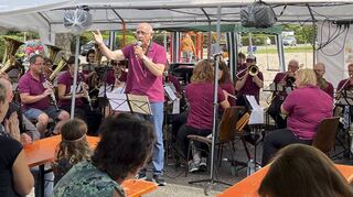 „Aus Ketsch da kommt die Musik“, singt Franz Hauns mit den 29ern. Am Montag geht es weiter mit dem beliebten Musikfest vor der Rheinhalle.